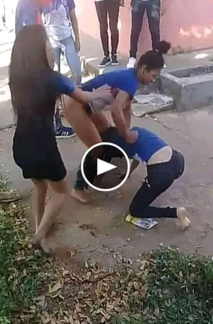 Hay estas mujeres, puro pelear y luego los otros chismosos queriendo ver.