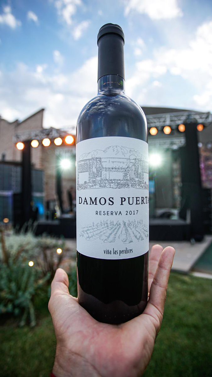josedpalazzo's tweet photo. Gracias a @LasPerdices1 @albermoles y a todos los que colaboraron con esta noche de alegria en la que presentamos nuestro nuevo vino DAMOS PUERTA .., que significa mucho para nosotros @Cosquin_Rock https://t.co/NiaaAbak60