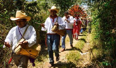 Bonifaz49's tweet photo. Las etnias Zoque y Tzotzil de #Chiapas, ya tienen su Día Nacional. Las y los diputados de la Comisión de Gobernación aprobaron mi iniciativa. Soy orgullosamente chiapaneco
¡No paramos! 
#SomosDeConfianza 

https://t.co/vsrZBQM7h0 https://t.co/ev9oyIbu4o