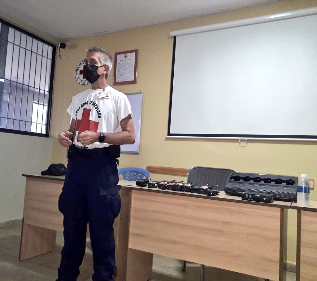 CruzrojaVal's tweet image. La importancia y uso correcto de las  comunicaciones fue el tema de inicio en la formación "Tópicos de Socorro" este sábado #13Marzo a cargo de  @ANRO2011 #formación #comunicaciones #universalidad