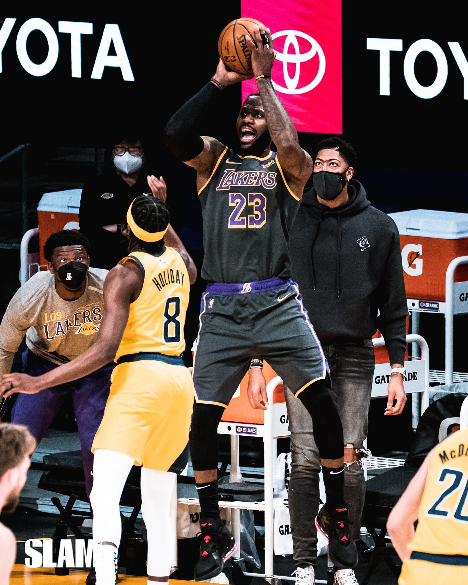X koolmac Cameron Look Lakers debuted their Earned edition jerseys last night the only team with a gold swoosh commemorating their 2020 NBA championship https t vjTNoAPyY5 X