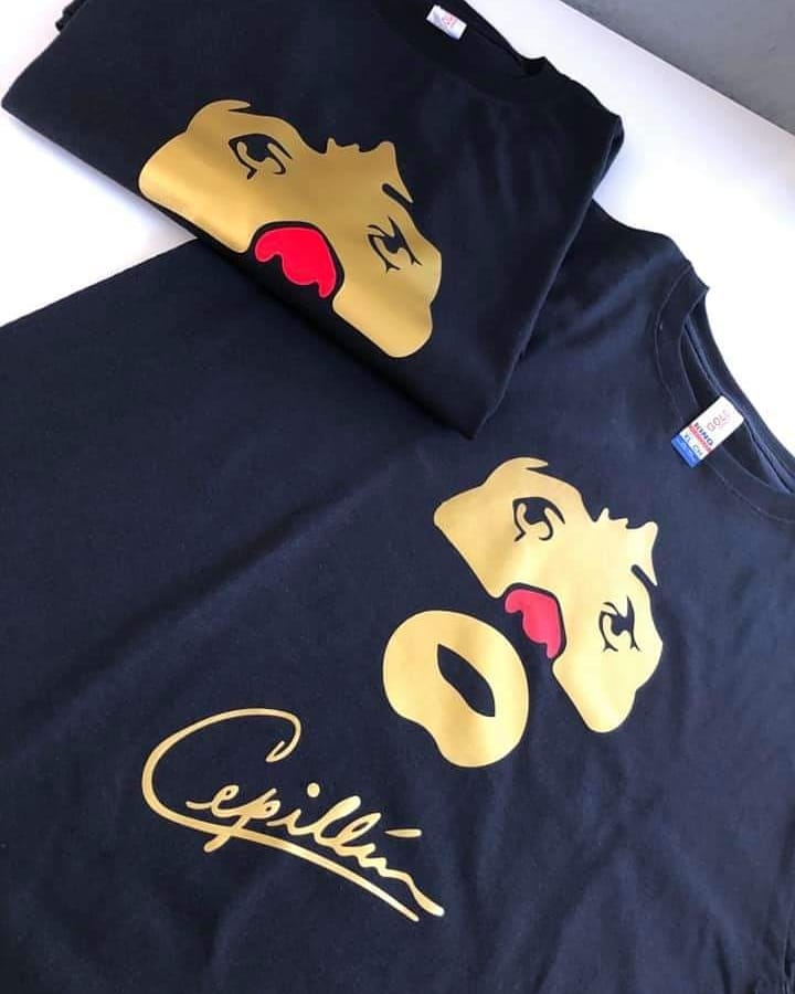 mister_printer's tweet photo. Nuestras clientes son fans del gran CEPILLÍN y acudieron a Mister Printer a solicitar playeras con su rostro estilizado y con ello rendirle homenaje. ¡Les encantaron! Playera negra con vinil textil dorado metalizado y rojo. #MisterPrinter #Playeras #VinilTextil #cepillin https://t.co/wmAjGEdDj4
