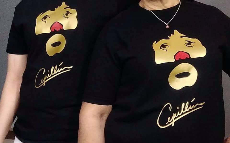 mister_printer's tweet photo. Nuestras clientes son fans del gran CEPILLÍN y acudieron a Mister Printer a solicitar playeras con su rostro estilizado y con ello rendirle homenaje. ¡Les encantaron! Playera negra con vinil textil dorado metalizado y rojo. #MisterPrinter #Playeras #VinilTextil #cepillin https://t.co/wmAjGEdDj4