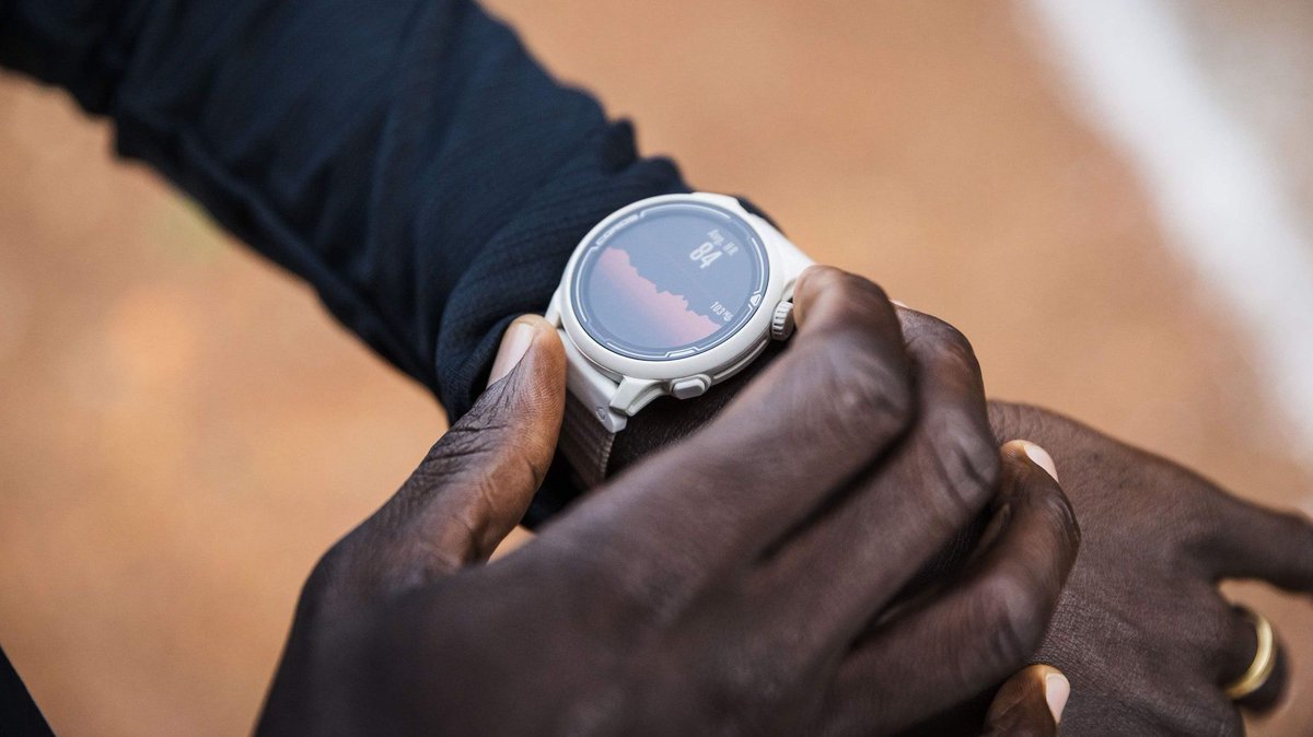 UKRunChat's tweet photo. RT this, follow @coros_uk & tag a #running buddy to be in the Sunday 14th March 9pm for your chance to win a COROS PACE 2 running watch, worn by Eliud Kipchoge and his NN Running team, worth £179.99. We will have 1 winner. Good luck! #ukrunchat #coros_uk #exploreperfection #2pure https://t.co/Sftx1iYRTx