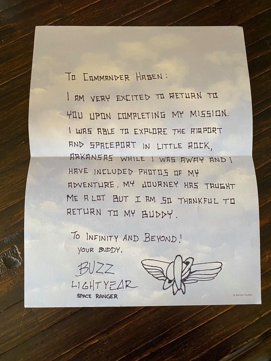ED92Magic's tweet photo. 📰 Heartwarming story ❤️ - Hagen and his family, who had landed at Dallas Love Field a few hours earlier, realized they had forgotten Hagen's buddy Buzz on the plane. Unfortunately, by the time they realized it, the plane was already en route to its next destination 😢 

1/5 https://t.co/9NMcJvBY9t