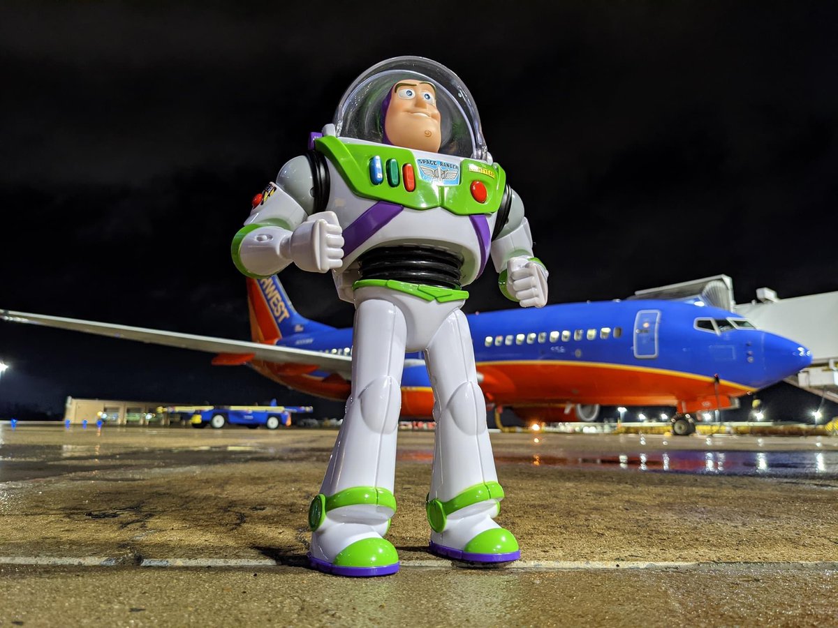 ED92Magic's tweet photo. 📰 Heartwarming story ❤️ - Hagen and his family, who had landed at Dallas Love Field a few hours earlier, realized they had forgotten Hagen's buddy Buzz on the plane. Unfortunately, by the time they realized it, the plane was already en route to its next destination 😢 

1/5 https://t.co/9NMcJvBY9t