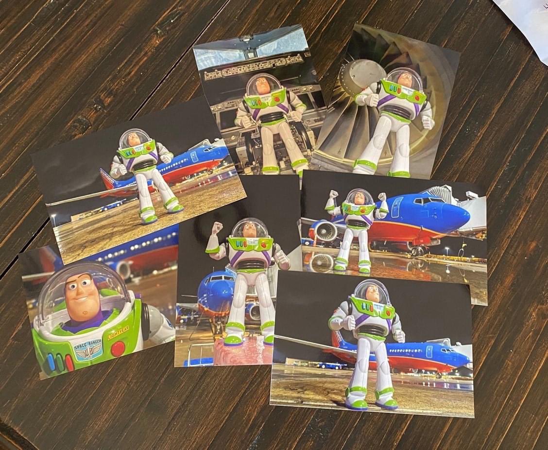 ED92Magic's tweet photo. 📰 Heartwarming story ❤️ - Hagen and his family, who had landed at Dallas Love Field a few hours earlier, realized they had forgotten Hagen's buddy Buzz on the plane. Unfortunately, by the time they realized it, the plane was already en route to its next destination 😢 

1/5 https://t.co/9NMcJvBY9t