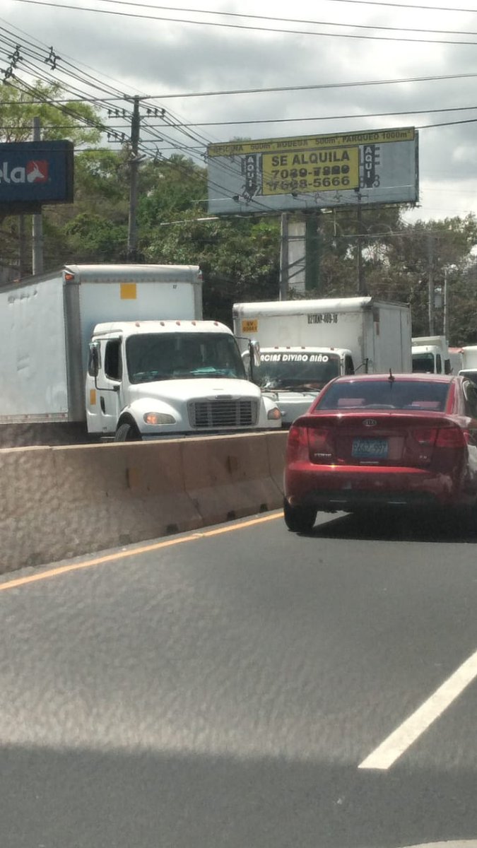 TrabazonSV's tweet photo. Trafico complicado enfrente de facela https://t.co/9ZsAgeozlC