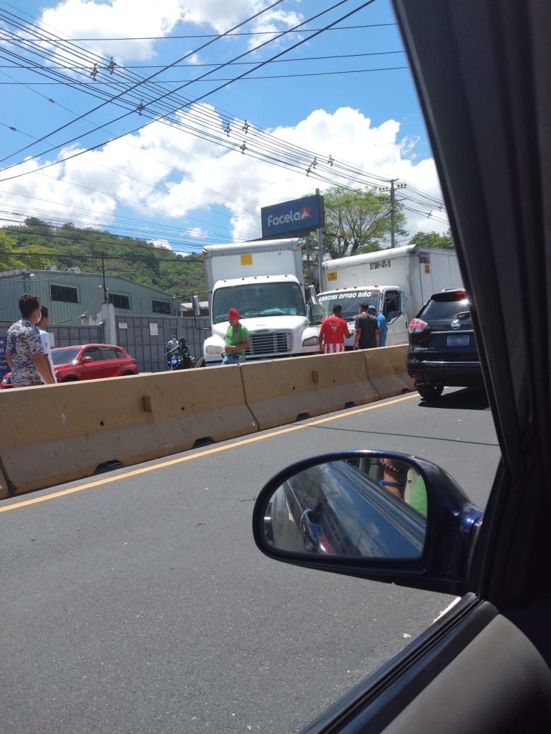 TrabazonSV's tweet photo. Trafico complicado enfrente de facela https://t.co/9ZsAgeozlC