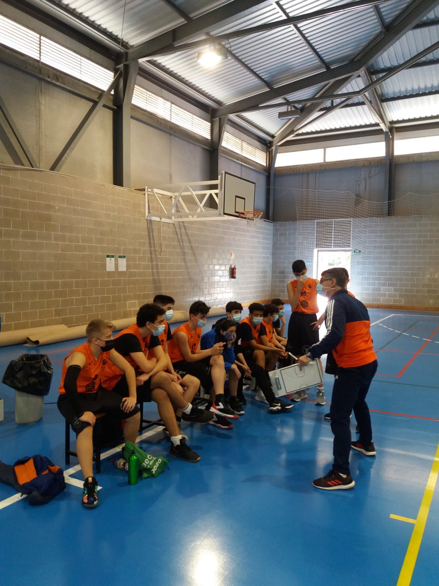 beniajanbasket's tweet photo. 370 días después, el regreso 🏀

La generación 2007-08, bajo el mando de @reformacarceles, desarrolló un baloncesto acorde a su identidad para superar a un @CiezaEB menos experimentado.

El sufrimiento de los entrenamientos comienza a mutar en motivación gracias a la competición. https://t.co/pnLajBRNsk
