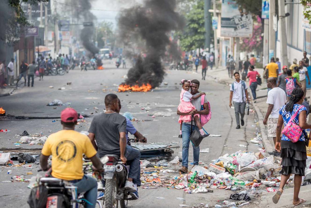 Haïti vit le chaos :
En Haïti le Président Jovenel Moïse s'accroche au pouvoir et initie une série de réformes pour se maintenir. Il est visé par un rapport de la cour des comptes avec des détournements de fonds. La population l'a conspué par tous les moyens. 👇🏿👇🏿
#FreeHaiti