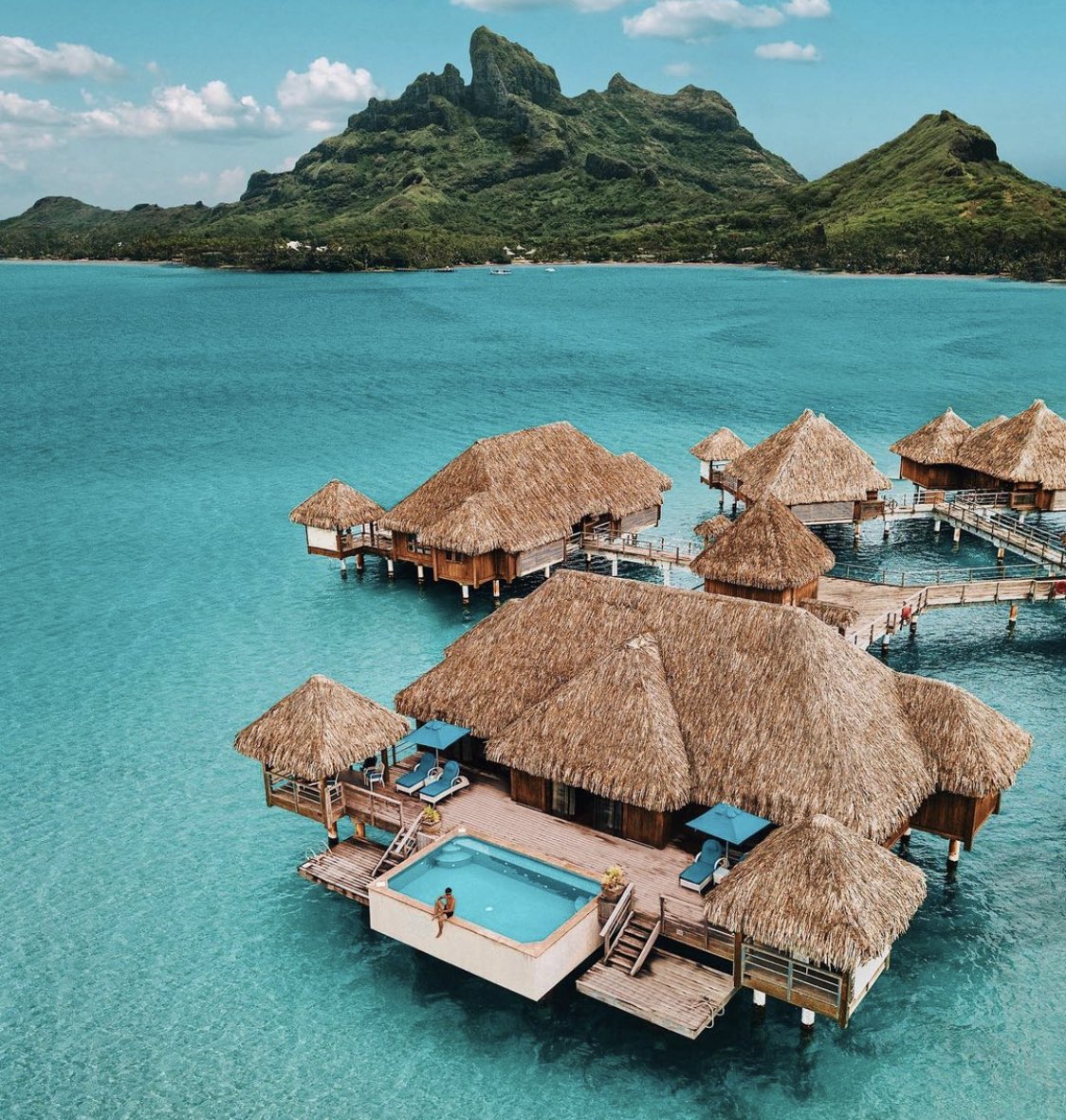 LTVOfficial_'s tweet photo. Bora Bora is a small South Pacific island northwest of Tahiti in French Polynesia. Surrounded by sand-fringed motus (islets) and a turquoise lagoon protected by a coral reef, it’s known for its scuba diving.

📸 @alexpreview https://t.co/dQopHqbWtX