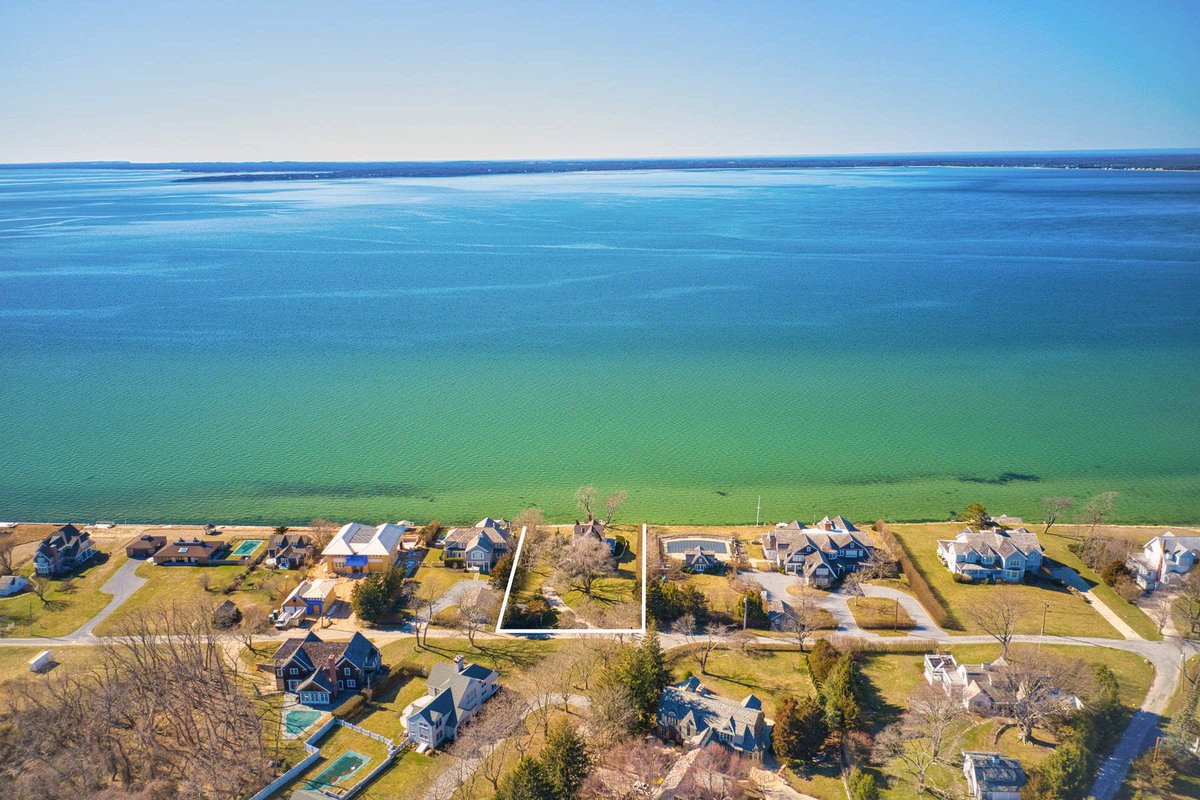 StroughHamptons's tweet image. Spectacular Waterfront! 180 degrees of sunset views over Peconic Bay! Plans and Permits. Waterside pool. Boathouse. Ask $7.5m.Exclusive.