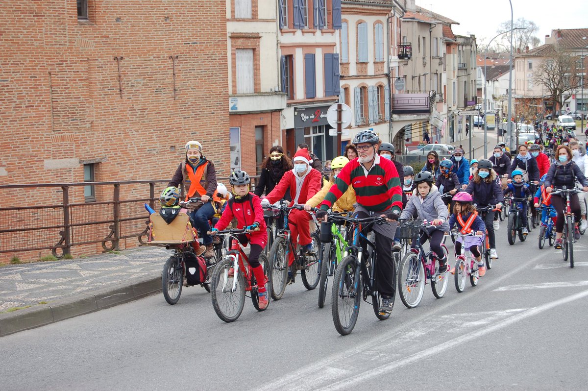 MVelo82's tweet photo. Plus de 2️⃣5️⃣0️⃣ cyclistes ont répondu présents pour cette 1ère Velorution montalbanaise. Quel plaisir de voir petits et grands réunis à vélo pour cette balade. La démonstration que des itinéraires sécurisés peuvent attirer les foules @villemontauban @GrandMontauban #solutionvelo https://t.co/lcLv6R5mVS