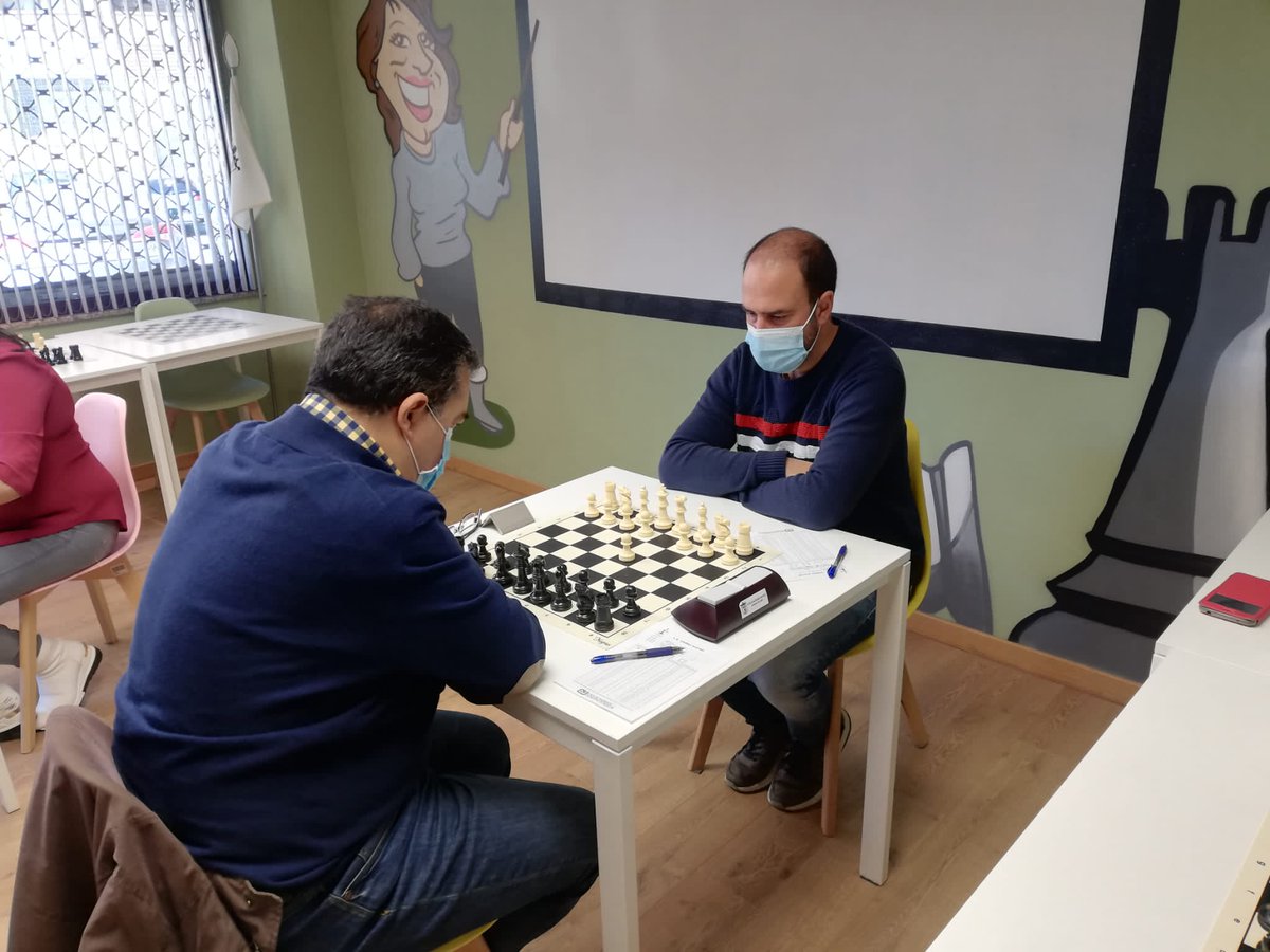 AjedrezDanubio's tweet photo. #Ajedrez #MirandadeEbro 1ª partida de liga en nuestro club con un 2 a 2 contra Martinxo. No está mal. https://t.co/COStgDTi7r