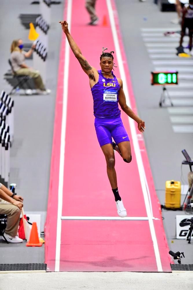 2018 World Junior 🥉 #JuVaughnHarrison won the  #NCAAIndoorChamps high jump 🥇 with a 2.30m PB and 3 hours later won the long jump 🥇 with a WL of 8.45m, No.8 all-time indoors.
The 21-year-old became the 1st man in #NCAA indoors history to win LJ and HJ titles at the same meet.