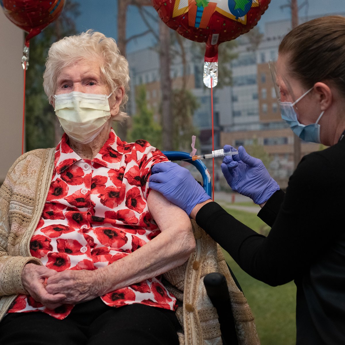 Phyllis Ridgway, Canada's oldest person, received her first dose of the Pfizer-BioNTech COVID-19 vaccine at Sunnybrook today.

Phyllis was born in 1907, and she just celebrated her 114th birthday on March 10th! 🎂 "This is the best birthday I've ever had," she says.