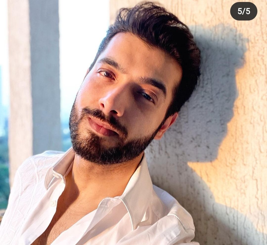 Layla2290484281's tweet photo. The charm this guy have is out of this world ❤️.
#SharadMalhotra my favourite.
Iconic Best Television Actor of the year for his mind blowing performance as #VeeranshuSinghania in N5.
#IconicGoldAward2021 
#IconicStylishMan 
#IconicBestactorOftheYear.
@PiyuusJaiswal @aJAYMJAISWAL https://t.co/MlH88g8o27