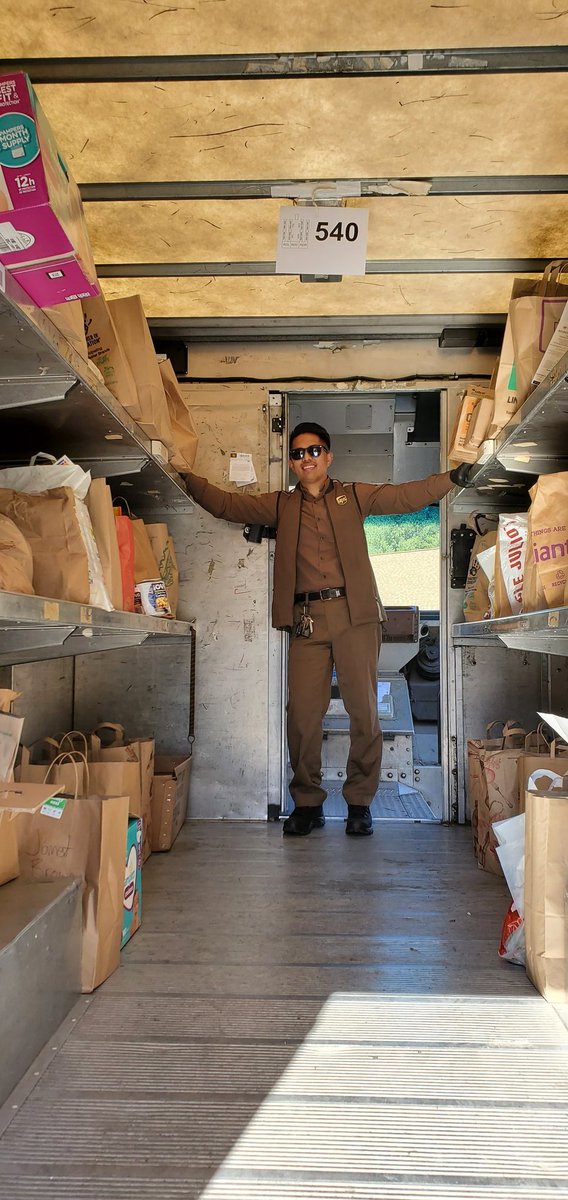wandot1031's tweet photo. This is what scout spirit and community support looks like! UPS driver Phil Bernardo, and the UPS Laurel Center team (Alan Curry) for supporting the Scouting for Food Drive!
@ChesapeakUPSers
@UPSers
@boyscouts
#scoutingforfoodnp 
#howardcountyfoodbank https://t.co/pheq1V8Kki