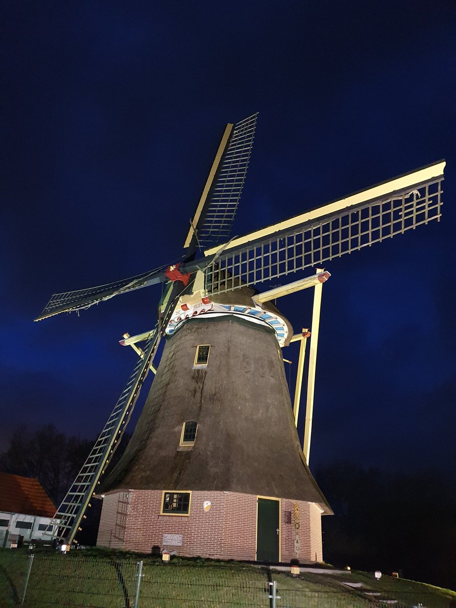 Na 3 onstuimige draaidagen is het een keer mooi geweest en mag de molen even een paar dagen staan. Na heel wat draaiuren verdeeld over 3 dagen toch zo'n 15.000 omwentelingen gemaakt.
