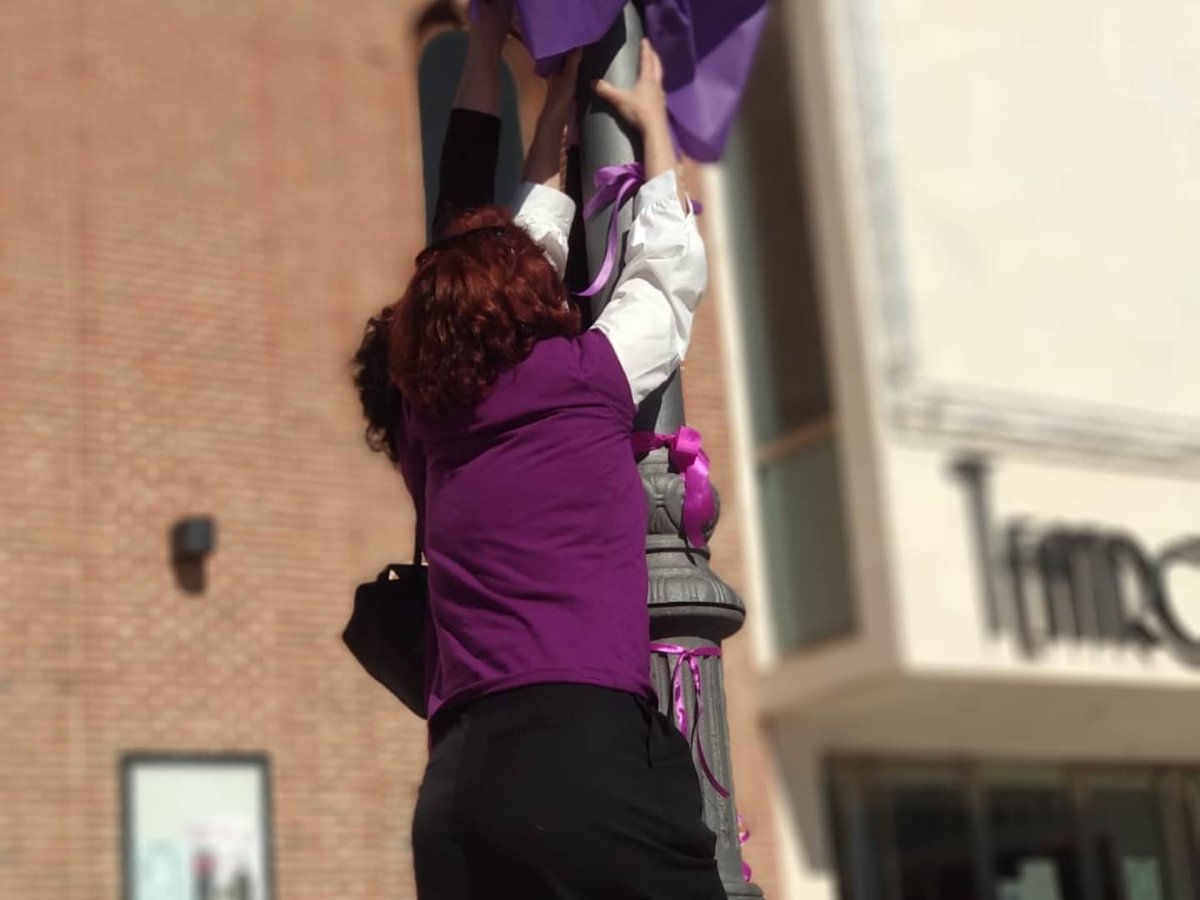 DiversasNaval's tweet photo. Así  de bonita hemos dejado la plaza del teatro de #Navalcarnero. Cualquier día es bueno para reivindicar que queremos ser libres e iguales ya que el 8 de marzo, por las prohibiciones y la poca colaboración de las instituciones, no pudimos realizar nuestras acciones 💜 #8M2021 https://t.co/P54bI10xVo