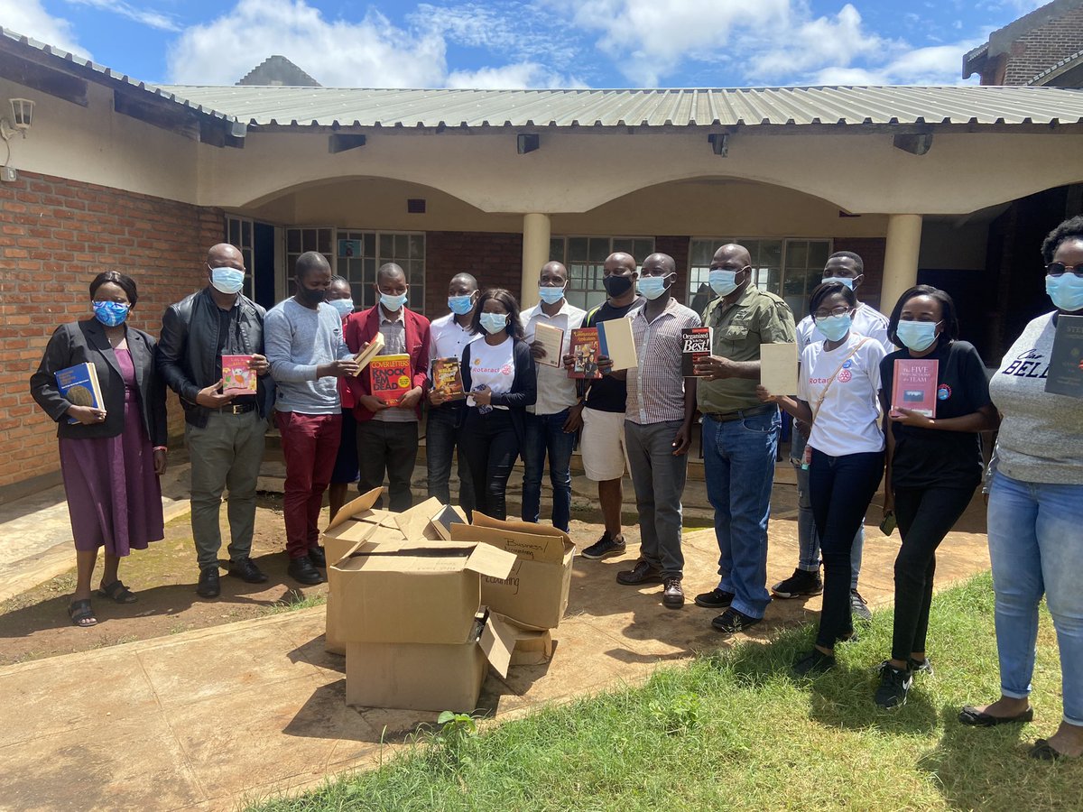 RotaractclubofZ's tweet photo. Book donation activity at Chigumula CDSS. Celebrating World Rotaract Weekππ₯π₯³ #WorldRotaractWeek2021 #RotaryOpensOpportunities #rotaryinternational #rotaryclub #rotaractors #WorldRotaractWeek https://t.co/RI1LpGx9kU