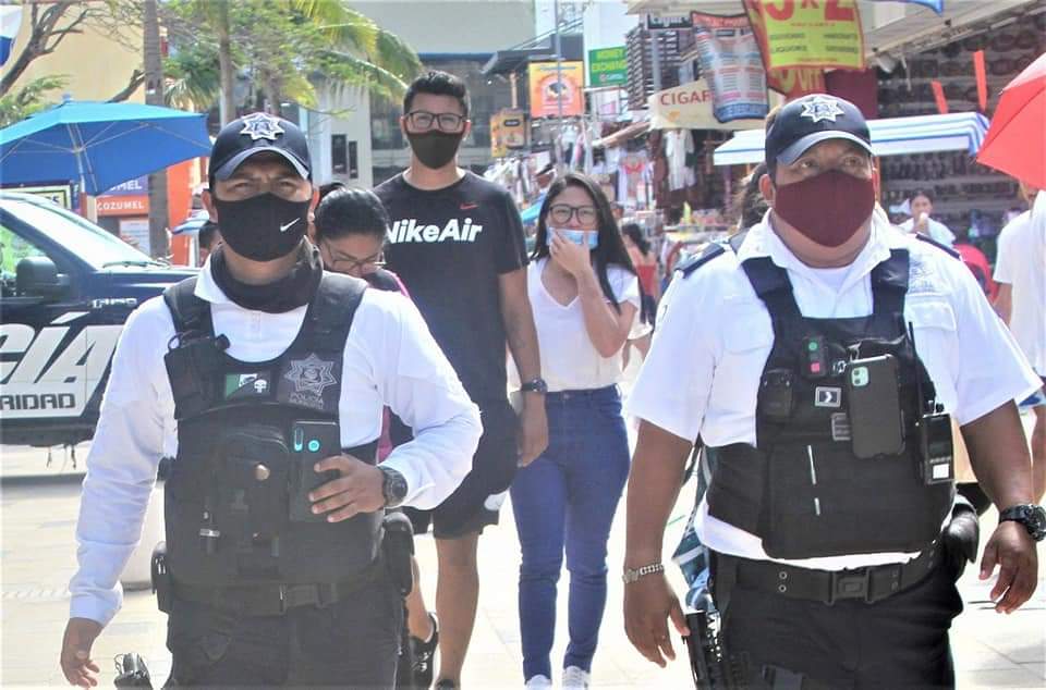 Mantenemos recorridos de vigilancia y prevención en la Quinta  Avenida, negocios establecidos, así como en la Zona Federal Marítima, para disminuir los índices delictivos, con la finalidad de que visitantes y  ciudadanos se sientan seguros.

#ParaServiryProteger