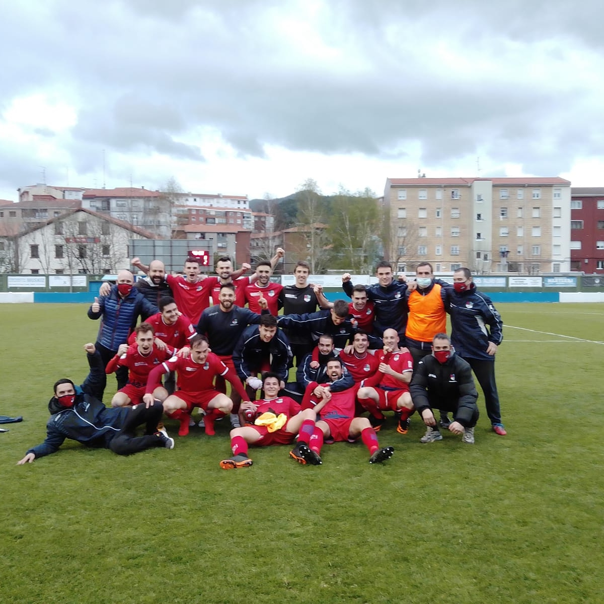 J.D. SOMORROSTRO 0 - 2 AURRERA K.E 
⚽Eñaut, Pradera

Partida on baten ostean jarraian lortutako bigarren garaipena ospatu dute jokalariek futbol zelaian.

📸<a href="/leartigol/">Leartigol🟢🟡⚽</a>

#AupaAurrera🔴🔵🔴🔵 
#100urteAurrera🔴🔵
