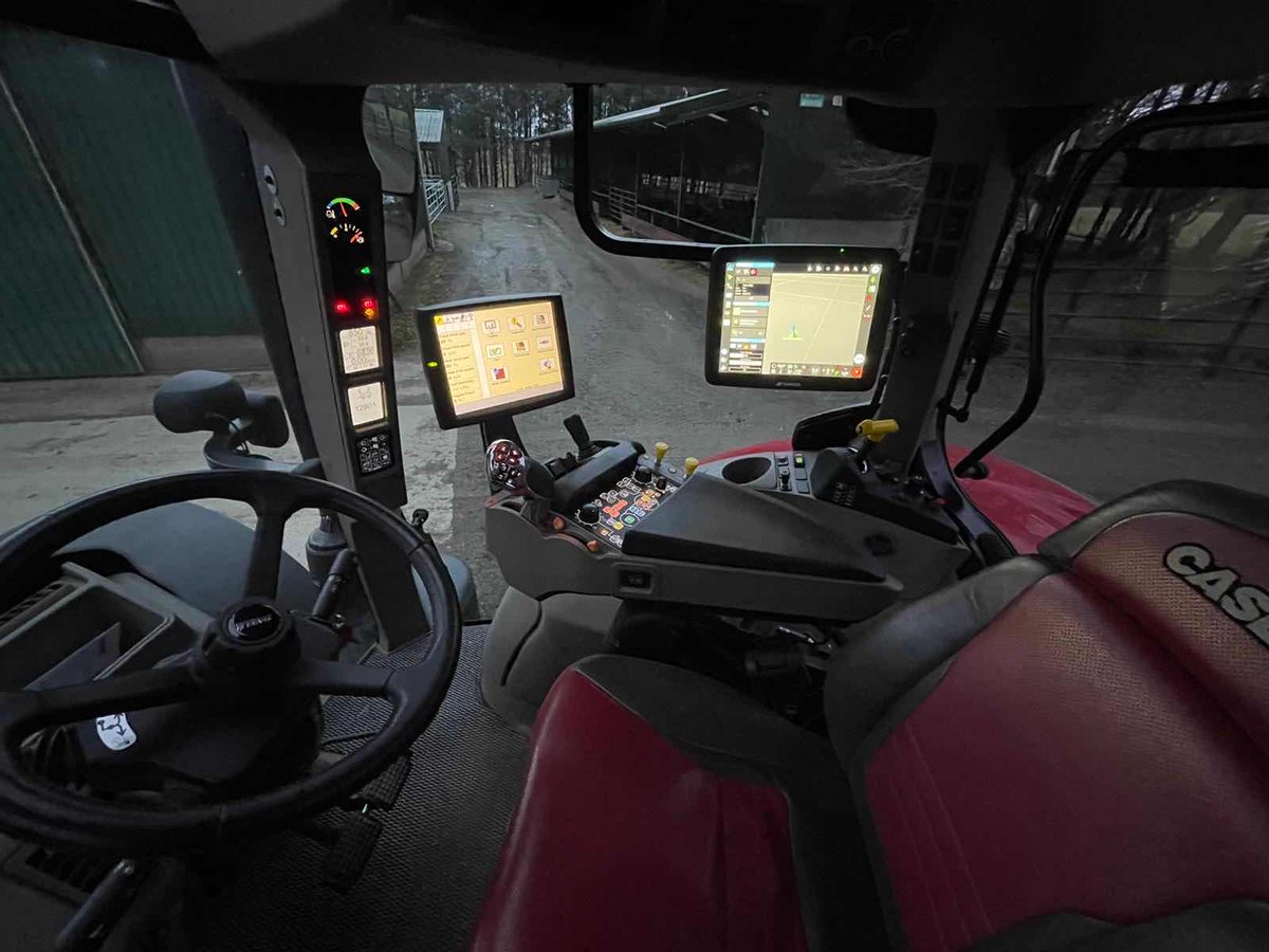 LHAgro's tweet photo. Case puma which was non steer ready has had one of our PVED steering valves fitted to allow auto steer. Fitted with an @topconag X35 which comes standard with variable rate, ISOBUS control. Cl55 providing NTRIP
#Topcon #autosteer #TractorAutosteer #CaseTractor https://t.co/HhFNwPoB17