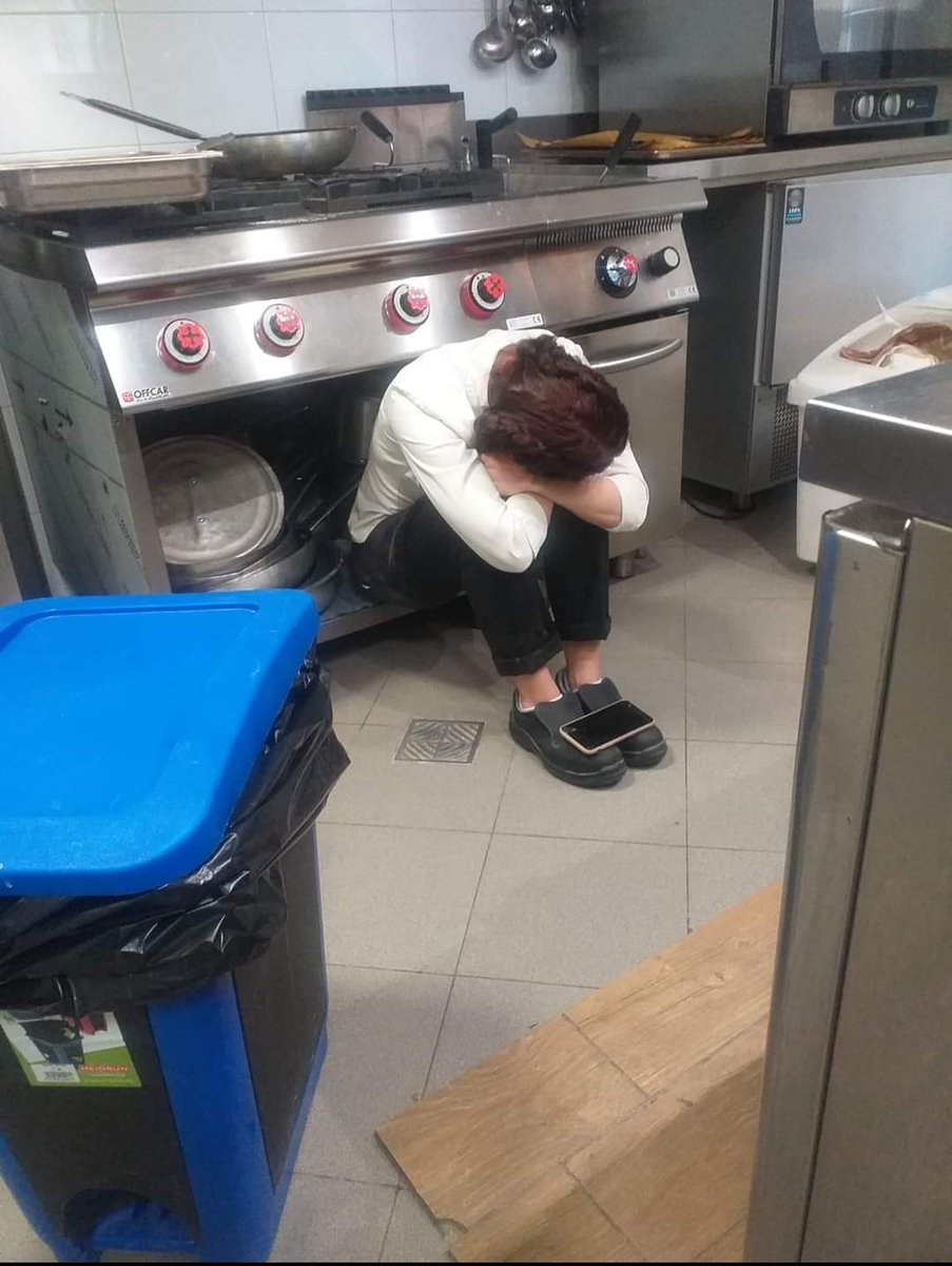 Sono senza lacrime. .. Senza forze, senza più dignità
e c'è chi parla, parla, parla...