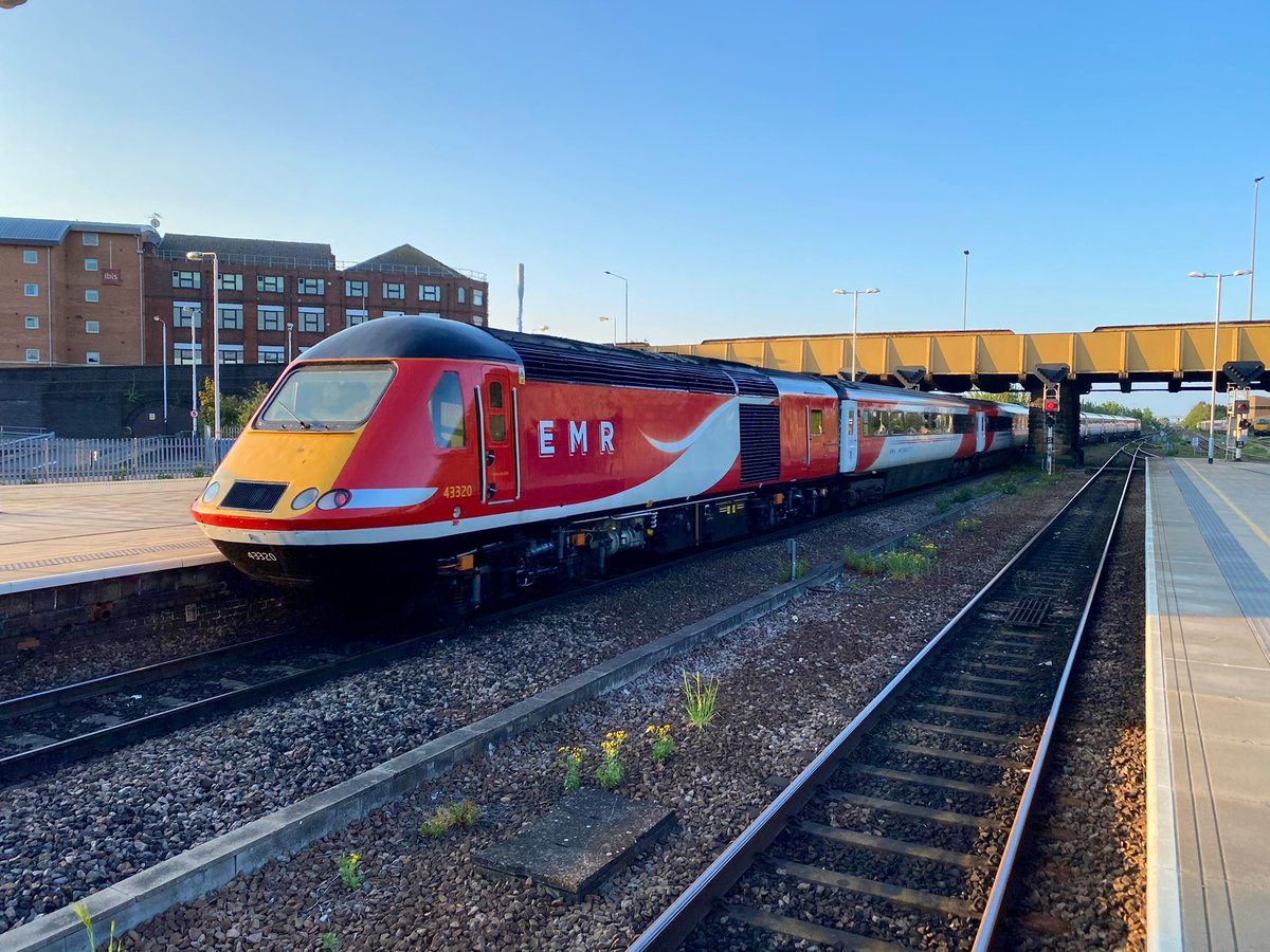 Andym13's tweet photo. #HighSpeedSaturday
Not sure of the story behind why, but here is 43120 left on the stops at Kings Cross (Something siezed no doubt). More recently seen on@EastMidRailway services at Leicester
@Bennybizzle1 @LeicRailAle170 @holtona72 @WilsonBone @MrDeltic15 @thesatnav89 https://t.co/2GIfHlmqi6