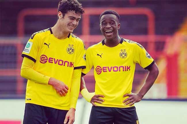 OneGoalUS's tweet image. Gio Reyna (18) hits the post after a hard driven ball from Youssoufa Moukoko (16). The two already combined together for Dortmund’s youth teams.