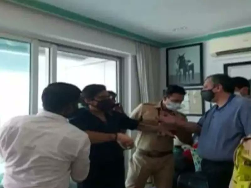 M_OfSarcasm's tweet photo. Mumbai Police cop Sachin Vaze arrested for bomb found outside Ambani house: NIA

Finally!!!!!
Arnab Goswami gets justice today.
#SachinVaze https://t.co/KfvZ2TnHzw