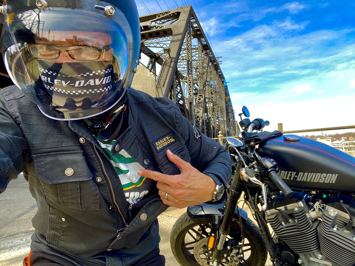 ArmendarizMD's tweet photo. Back in LP 1 this sunny pre St. Patrick’s Day weekend!
🍀🍀🍀
#StPatricksDay #motorcyclist #HDRoadster #weekendvibes https://t.co/utOAey2PAH