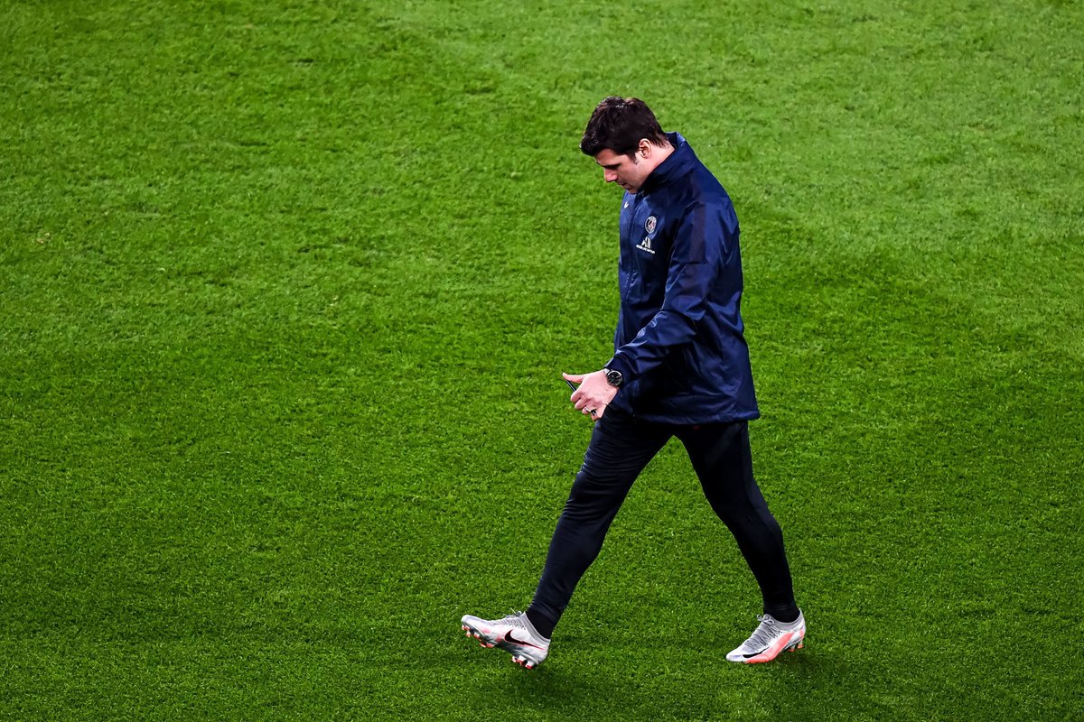 ActuFoot_'s tweet photo. Mauricio Pochettino a subi une blessure musculaire à l’entraînement du PSG ce samedi.

Décidément, les coachs de la capitale... 😅

(L’Équipe)
📎 https://t.co/Je70yHXCma https://t.co/KEl5WJDlaD