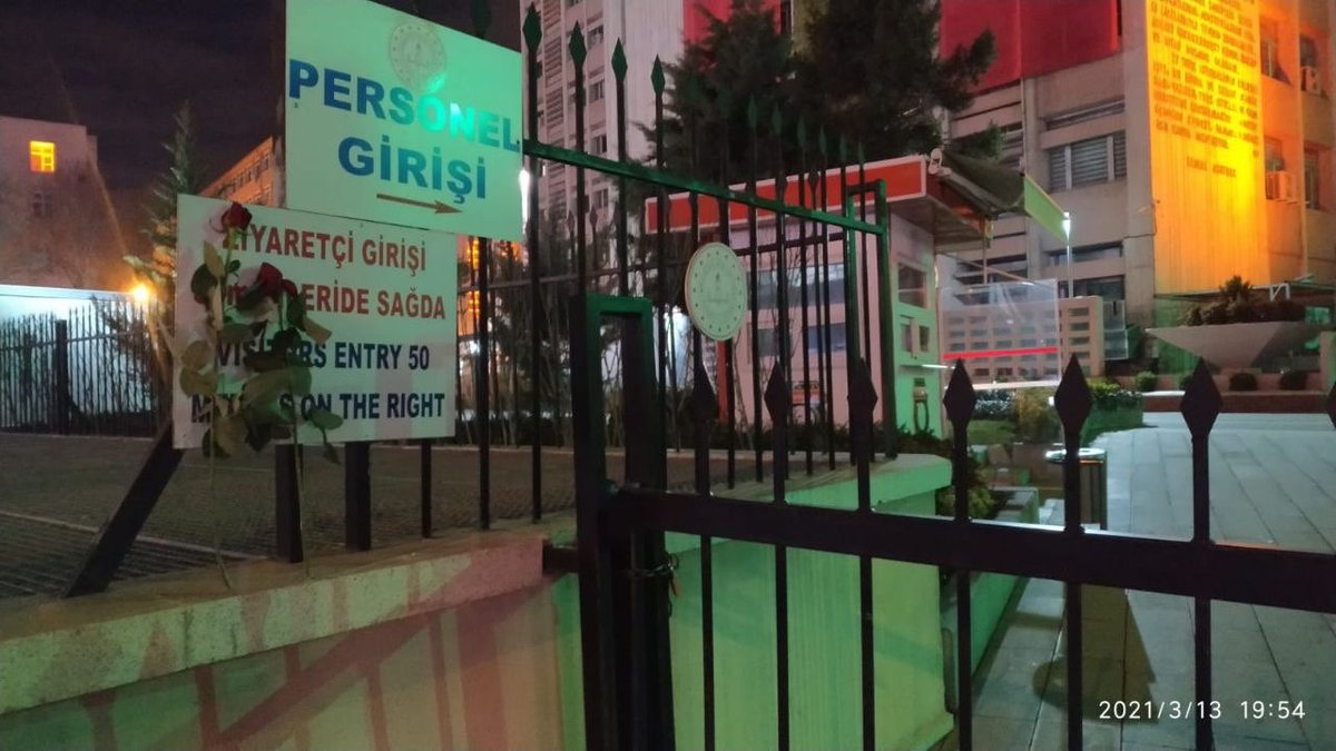 Öğretmenlerimiz bu gülleri kendilerini saatlerce soğukta bekletip randevu vermeyen Maliye Bakanı <a href="/lutfielvan/">Lütfi Elvan</a> Bakanlık binasına bırakarak gitti.
Öğretmenlik Peygamber mesleği ve Dünya’nın en şerefli mesleğidir!

“Kurt kışı geçirir ama yediği ayazı unutmaz”
 #SnElvanÖgrtKabulEdiniz