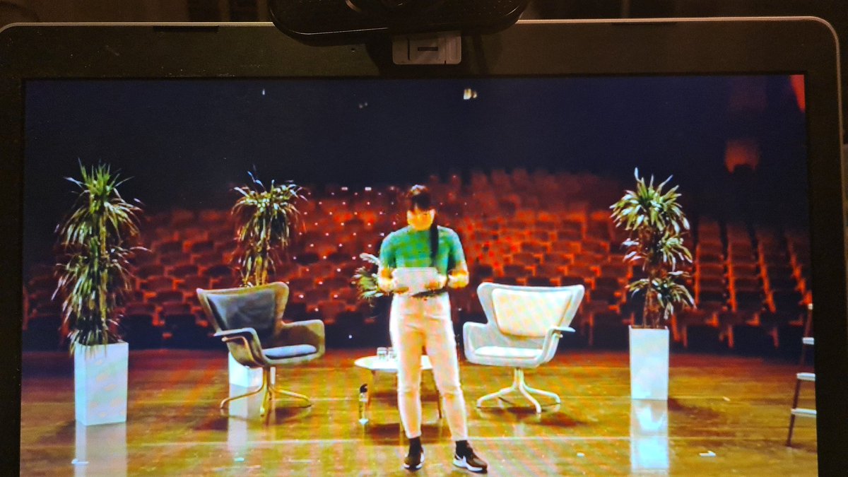 'Altijd hebben we een rood konijn die door witte konijnen wordt aangevallen.' #witkonijnroodkonijn #NhungDam #Hoorn <a href="/hetpark/">Schouwburg Het Park</a>