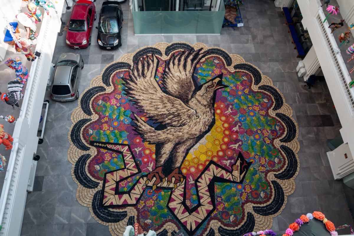El #MAP, en conjunto con <a href="/alfombristasmex/">alfombristasmx</a>, durante el 2020 construyó un mensaje colectivo de resiliencia, para expresar nuestra identidad cultural a través del tapete ''Águila y Serpiente''

¡Ven a conocerlo! en el #MAP. Abrimos de martes a domingo, de 10:00 a 18:00 horas.