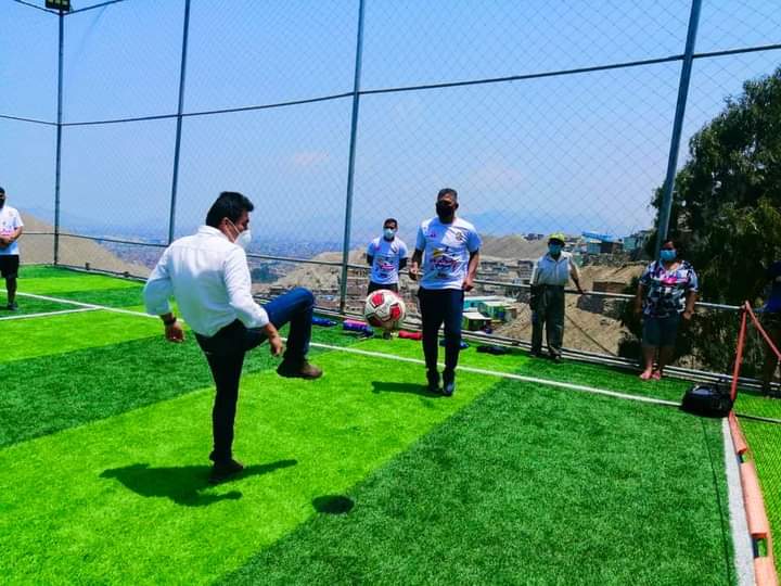 eddecuellar_'s tweet photo. #VolverAVivir con + #Deporte ⚽️

Hoy inauguré un campo de grass sintético en la Asociación de Vivienda Señor de la Justicia en el Valle Amauta. Demostrando que es tiempo de Volver a Vivir con precauciones, Volver a Vivir con Deporte y Salud. 
#EddeCuellar
#HechosSonObras https://t.co/KZobAKFnKM