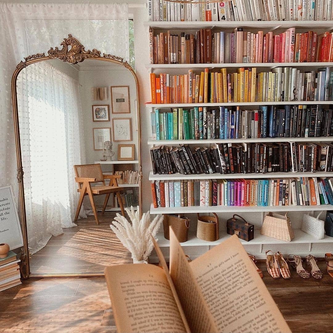 En voilà une belle bibliothèque colorée !
Nous n'avons malheureusement pas autant de livres colorés dans notre bibliothèque mais côté penderie on s'en rapproche 😂 !!
Sinon quelles sont vos lectures du moment qui vont bientôt rejoindre vos bibliothèques, colorées ou non ? 📚