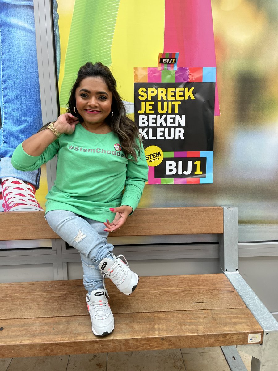 JeanetteChedda's tweet photo. KIJK WAT IK KREEG VAN MIJN CAMPAGNETEAM!!!! JAAA IK SCHREEEUUWWW! 

[ID: 1: ik zit op een bankje naast een @PolitiekBIJ1 poster lachend en ik draag een zachtgroene trui met #StemChedda. Ik ben een bruine vrouw met donker stijl haar. 2: op de achterkant van mijn trui staat #4] https://t.co/edtyZMeCqt