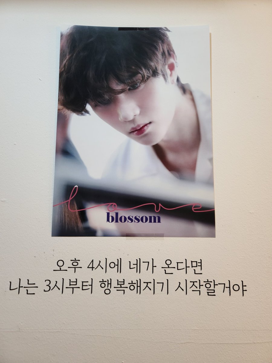 yjyj_txt0304's tweet photo. 진짜 너~~무 이쁜 현수막이 반겨주던 리츠빈
줄서서 기다리면서 현수막에 이쁜 범규얼굴
보느라 행복했고 들어가서는 액자들과 
☆럭드☆가 나를 반겨주느라..정신 못차렸다😭
나라가 허락한 유일한 도박, 
그 이름은 바로 럭드💛
럭드덕분에 리츠빈에서 못나온건 안비밀
#생일도_귀여운_0313생_최범규 https://t.co/du4kF458Wy