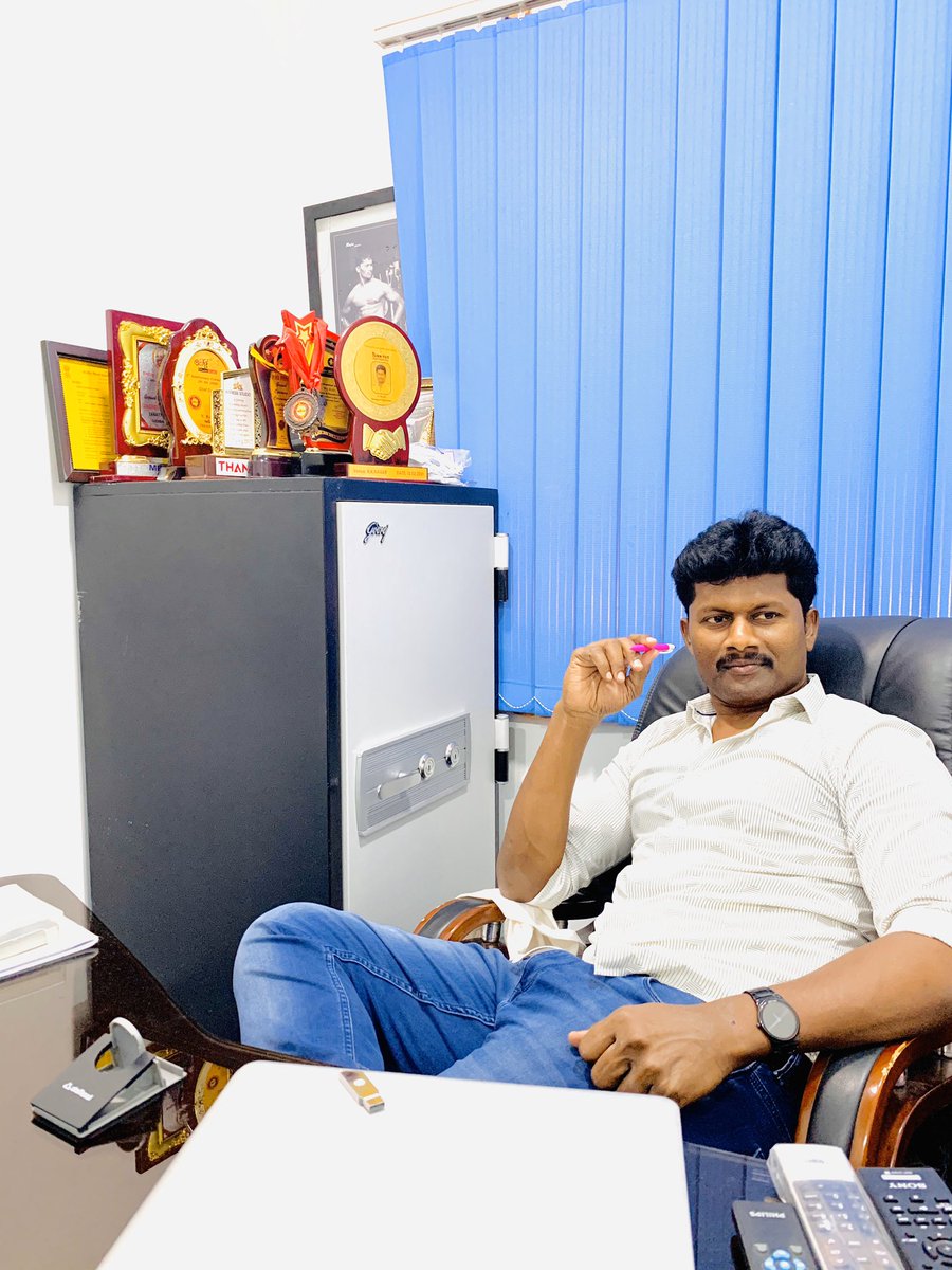 vraja_producer's tweet photo. வாழ்க்கையில..என்ன விட அதிகமான சந்தோஷத்தோட யாரும் வாழ்ந்திருக்க மாட்டாங்க அப்படிண்ணு எனக்கு தோணுது..ஏன்னா அவ்வளவு சந்தோஷமான ஒரு வாழ்க்கையை இறைவன் எனக்கு கொடுத்து இருக்கான்..நானும் அதை அனுபவித்து வாழ்றேன்
#v_ராஜா #uniccagym #aruvasanda #actorraja #TNGOA #happylifestyle #HappySunday https://t.co/imLiOxY48j