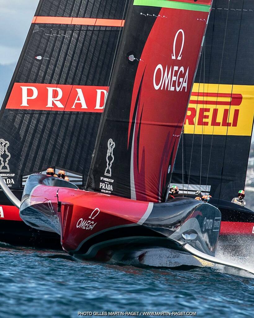 King of a fight! #emiratesteamnz and #lunarossa #americascup #sailing # #yachting #instasail #yachtracing #regatta #sailstagram #sailingstagram #sailor #sail #boating #voile #bateau #barcavela #sailingphotography #instasailing #sea #instagood #supery… instagr.am/p/CMYTZNKMIsy/