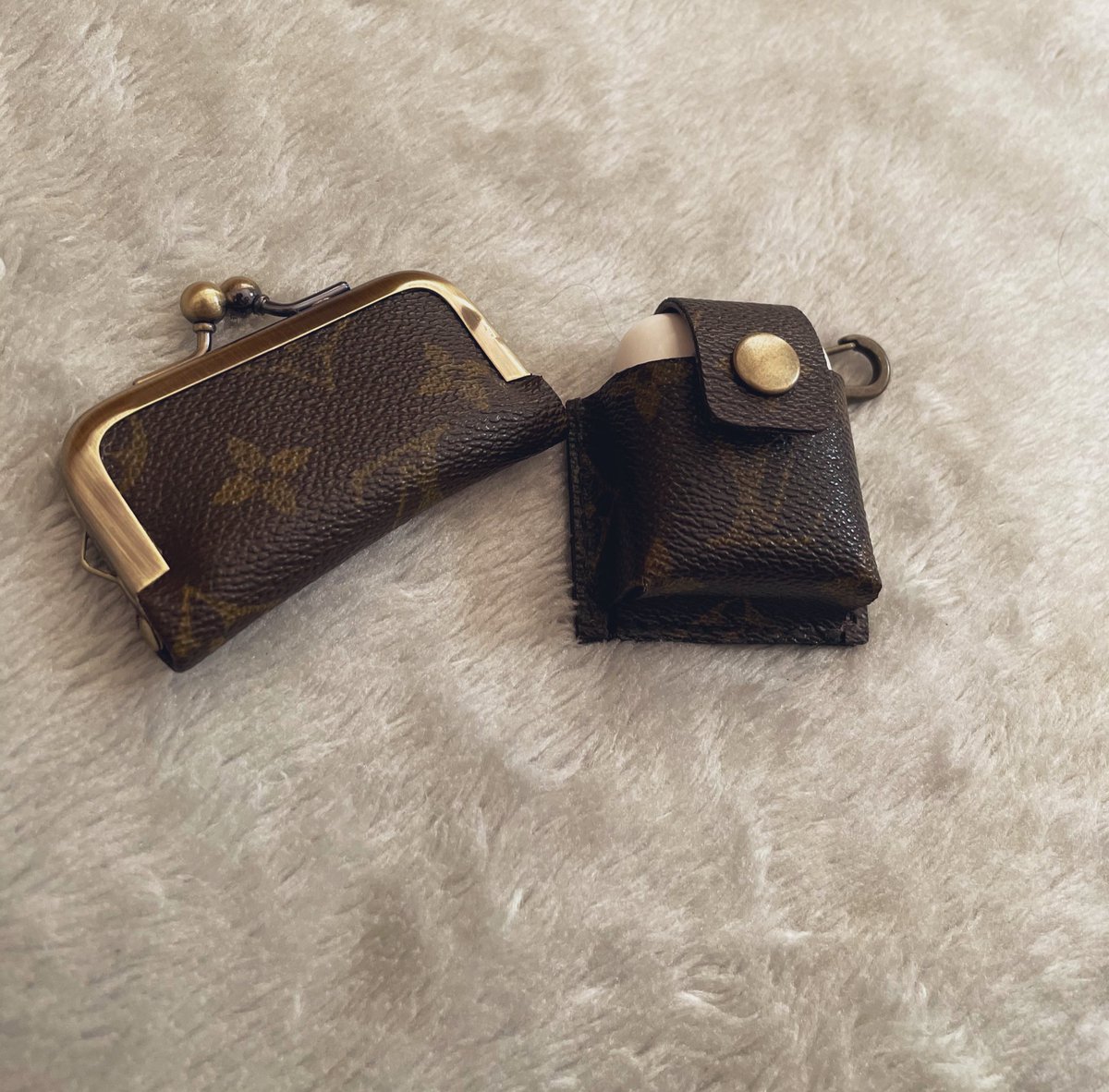 taileather's tweet photo. 久しぶりに制作しました！ホワイトデー用にAirPodsケースと印鑑ケースです。 https://t.co/SRsbVpsQgB