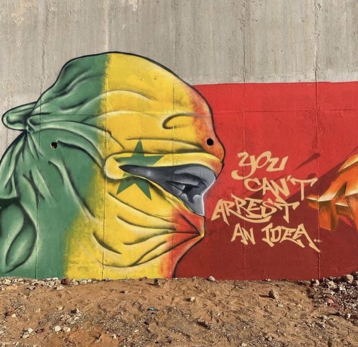 De la force de l'art dans les combats sociaux et politiques... 
Liberté d'expression artistique. 
How free is free ?  #FreeSenegal #CaMeditCulture 
Image : graffiti de <a href="/RbscrewSn/">RBS CREW</a> Thread ⤵️