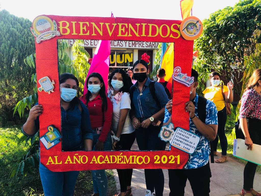 ErickHeMer's tweet photo. Esto fue parte del acompañamiento que brindó la dirigencia estudiantil CUUN-ECONOMICAS este regreso a clases a los Estudiantes de la Facultad de Ciencias Económicas y Empresariales de modalidad sabatino.
#BicentenariaUnanLeon
#CUUN_ECONOMICAS
#SOMOS_CUUN
#13Mar https://t.co/MohIVpjIBT