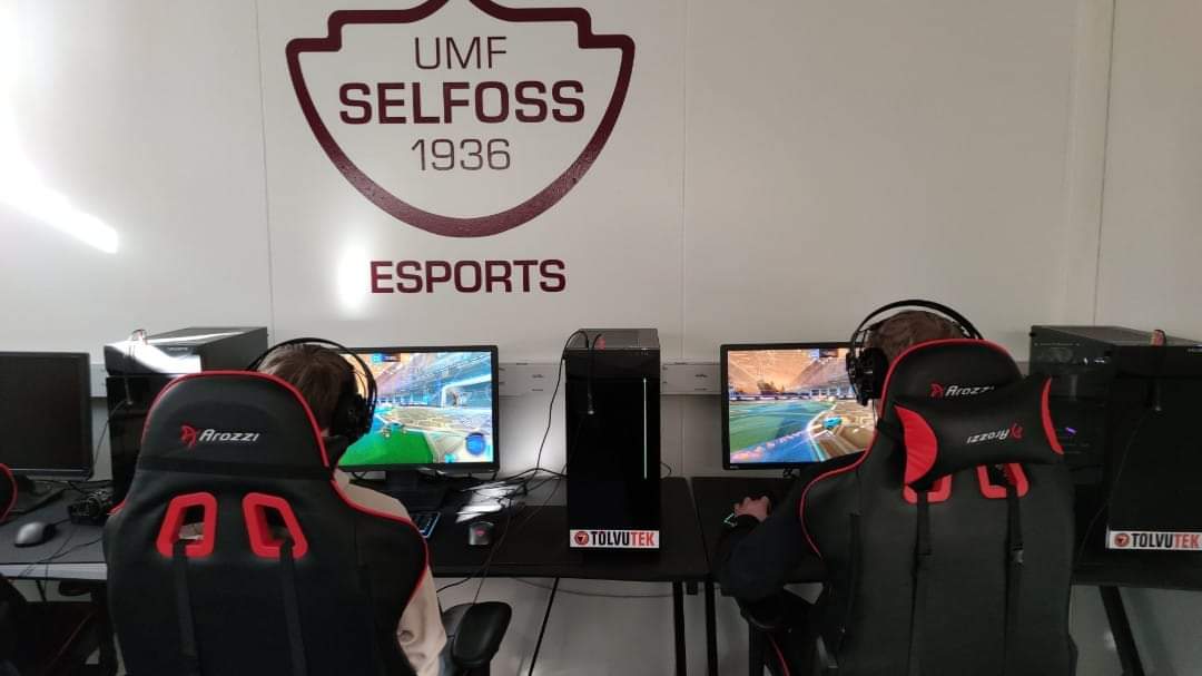 Strákarnir í skólanum kepptu á fyrsta sunnlennska rafíþróttamótinu á Selfossi í dag. Áttum 4 lið af 12. Eitt liðið okkar lendi í 3ja sæti og annað í undanúrslitum. #stolturkennari #blaskogaskoli #menntaspjall #eSports  #rafiþrottir