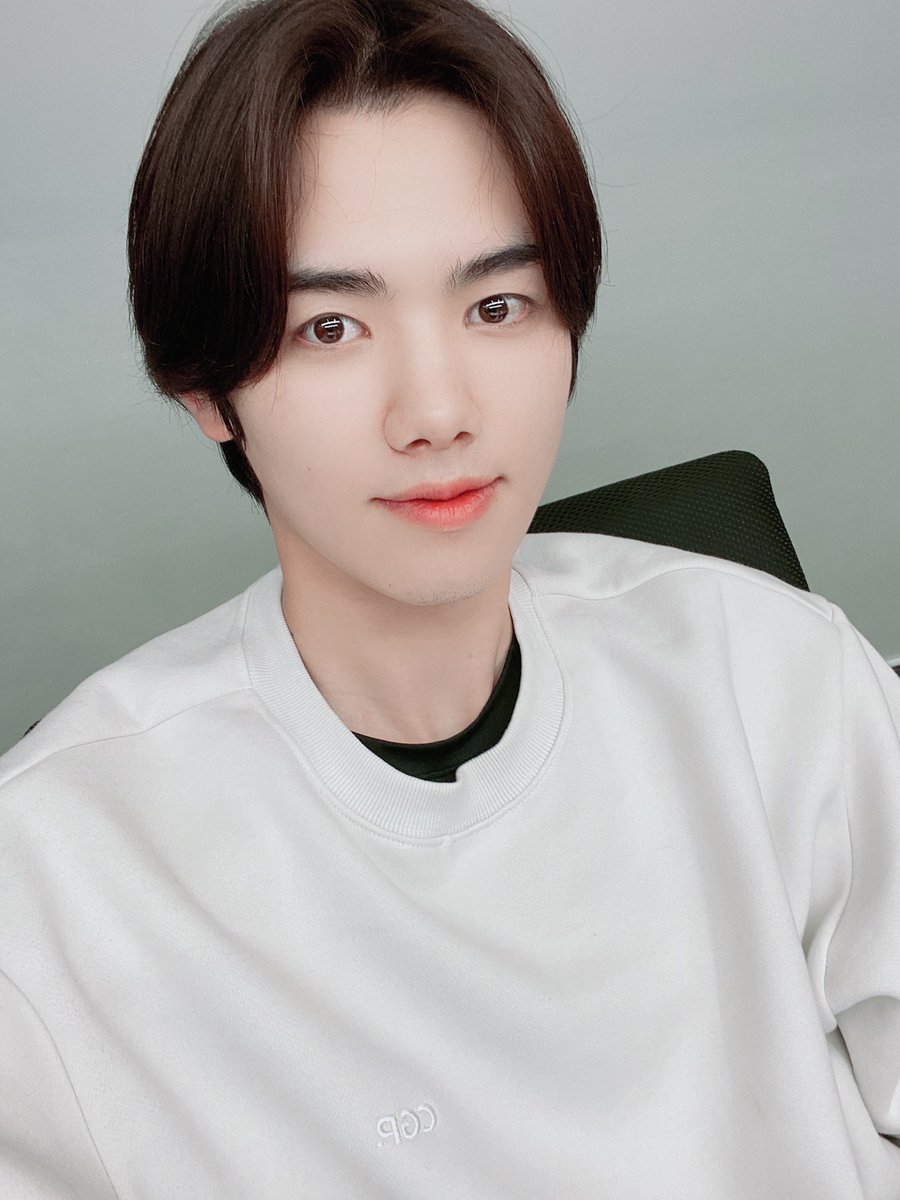 Boa noite Luvitys! Espero que estejam se cuidando, nada de ficar doente ok? Saúde em primeiro lugar!
Essa semana nos iremos nos apresentar no Music Core e no MCountdown, espero poder encontrar vocês lá ~ 

#MINHEE