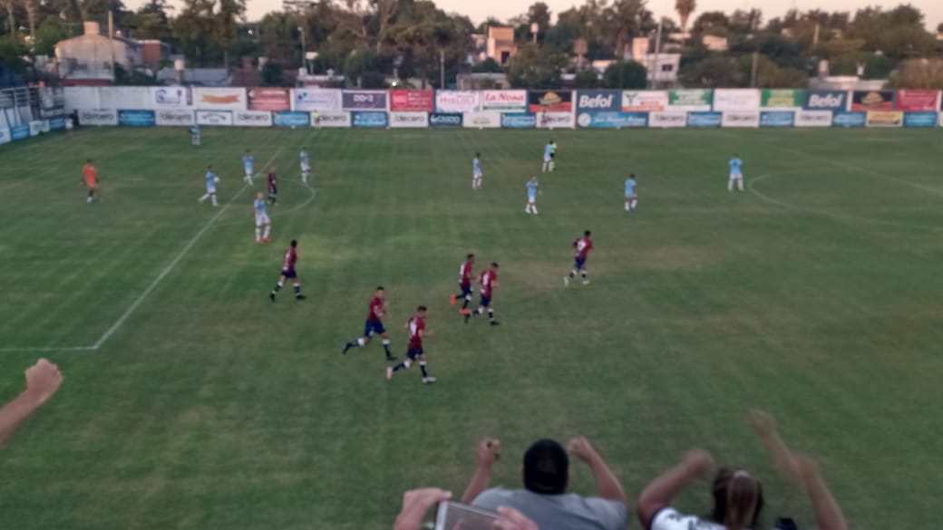 argenascenso's tweet photo. #PrimerB | Gol de Merlo! Lo igualó sobre la hora Sebastián De Luca. 49' ST #DeportivoMerlo 2-2 #UAIUrquiza https://t.co/vSR9MDQ2wx